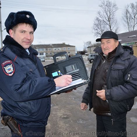 капитан полиции Александр Геннадьевич Тарлыков  (с лева)
