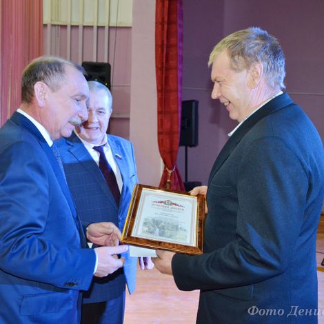 В.Б. Аксиньин и Н.П. Шкилёв награждают механизатора СПК «Заря» Е.Н. Минеева