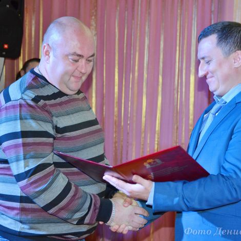 А.С. Коротков (слева) принимает награду  от В.А. Козлова
